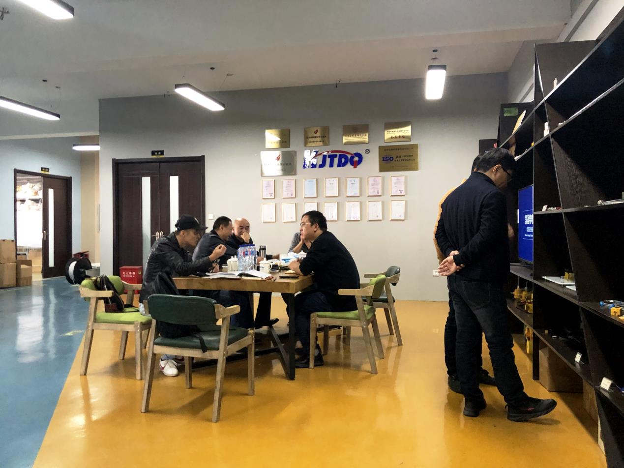 中船動力有限公司、鎮(zhèn)江市高新區(qū)商務(wù)局等領(lǐng)導(dǎo)一行蒞臨我司參觀考察